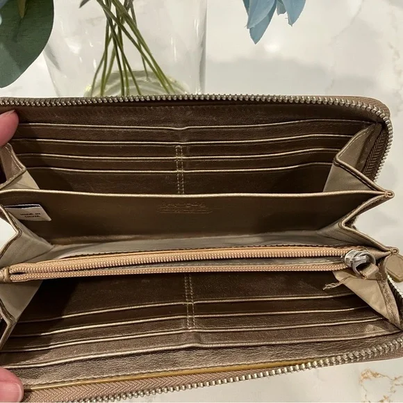 Authentic Coach Large Zipper Classic "C" Wallet (Tan/Brown) - Picture 3 of 8